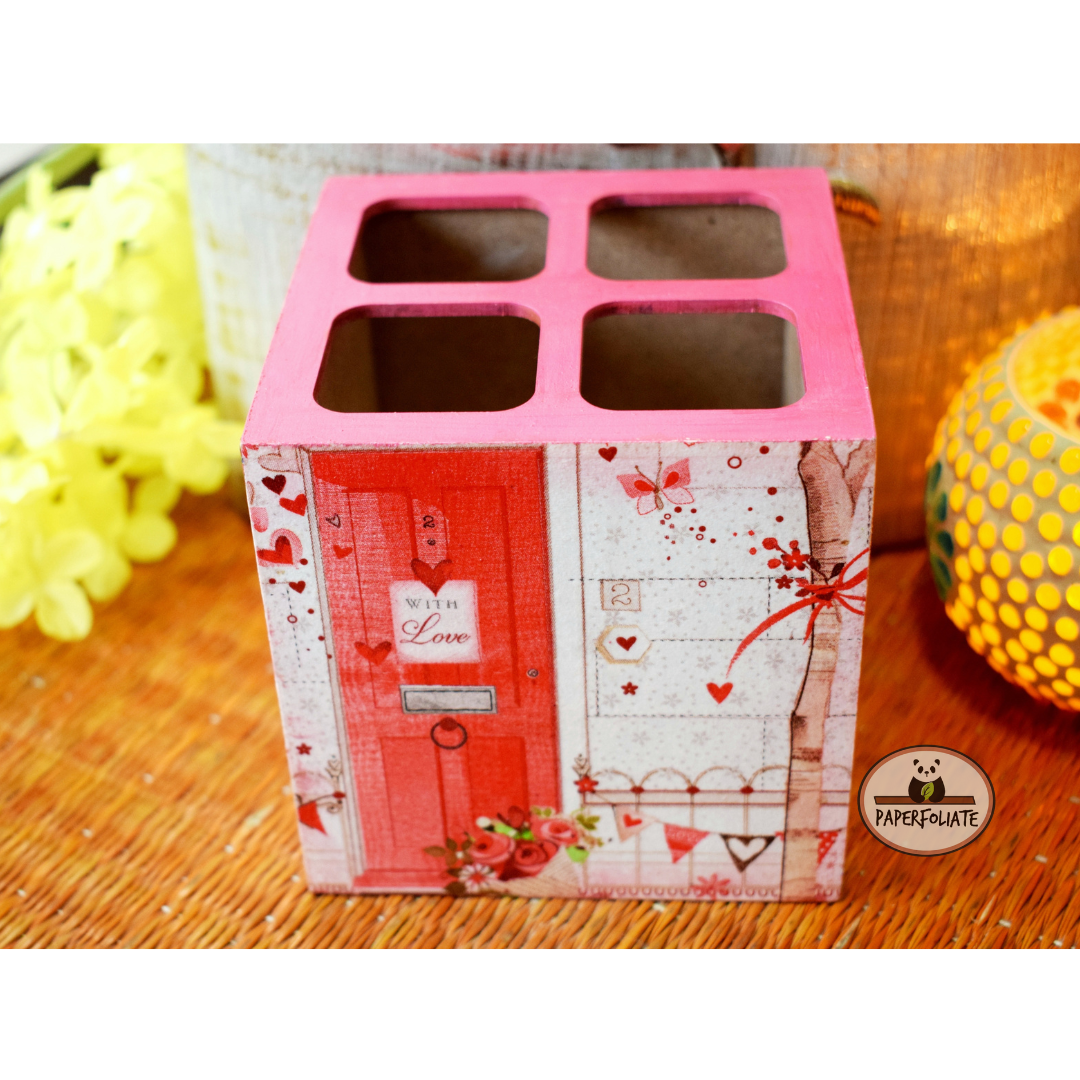 PEN STAND / ORGANIZERS - STRING OF HEARTS DESIGN