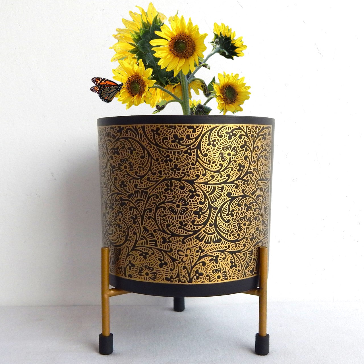 ecofynd Alan Black Metal Planter Pot with Gold Stand