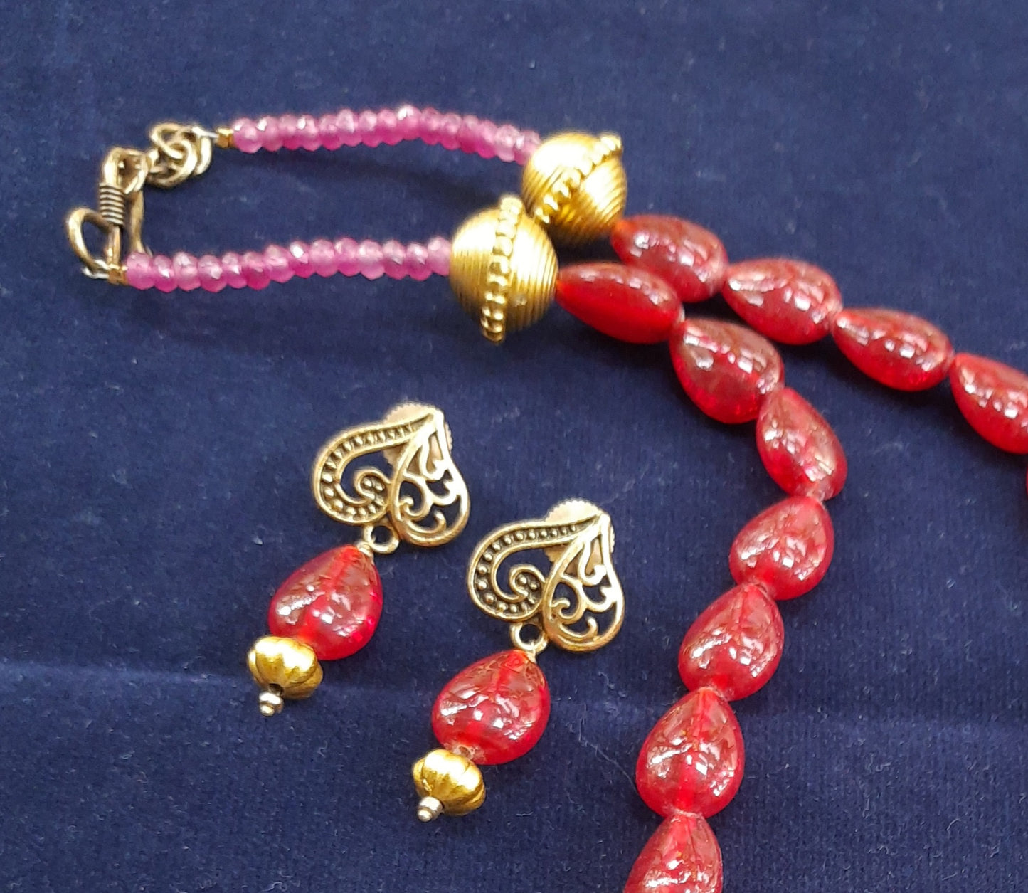 
                  
                    Ethinic red glass beads neckpiece with matching earrings.
                  
                