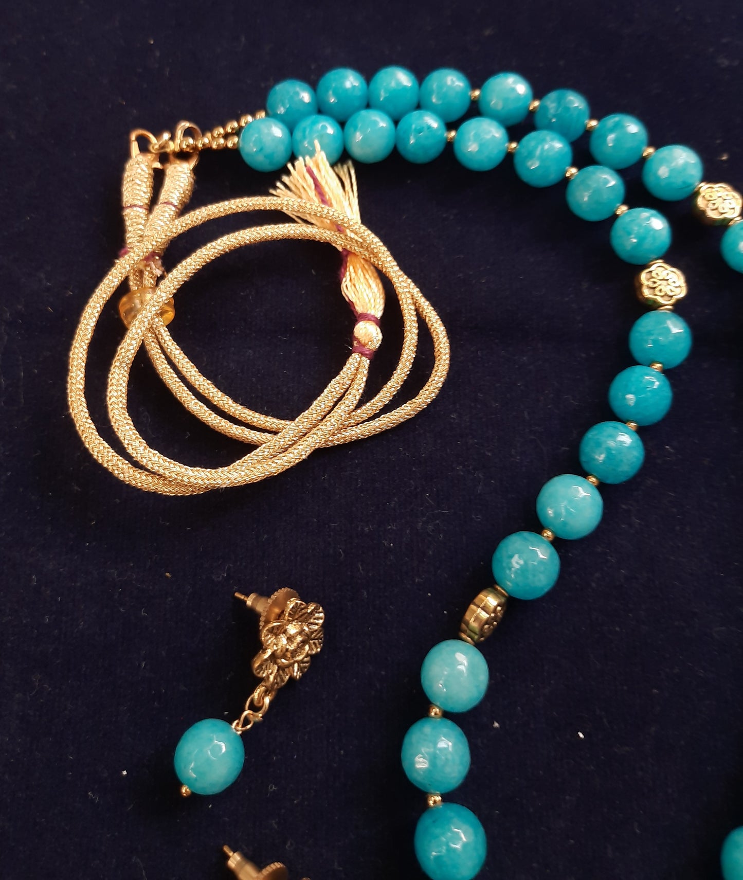 
                  
                    Pretty blue semiprecious agate beads neckwear with golden pendant and matching earrings
                  
                