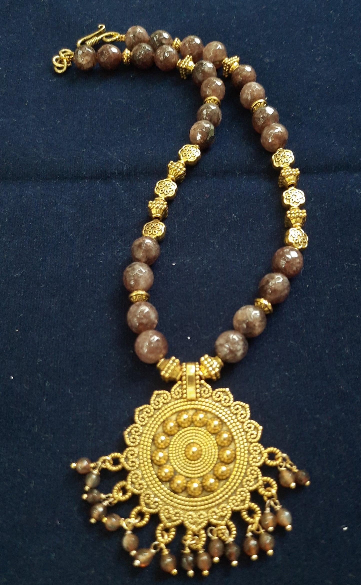 
                  
                    Lustrous brown agate beads necklace with flower pendant
                  
                