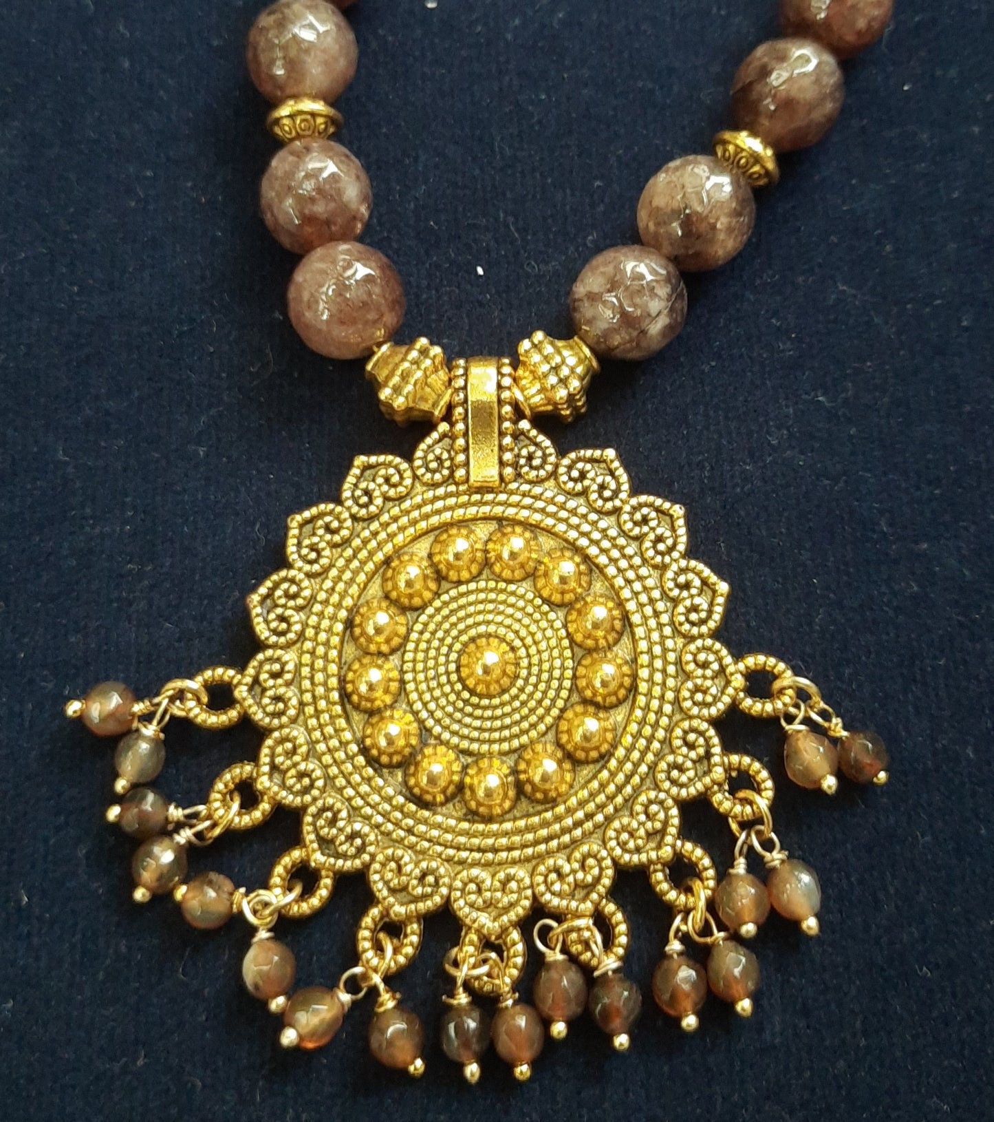 
                  
                    Lustrous brown agate beads necklace with flower pendant
                  
                
