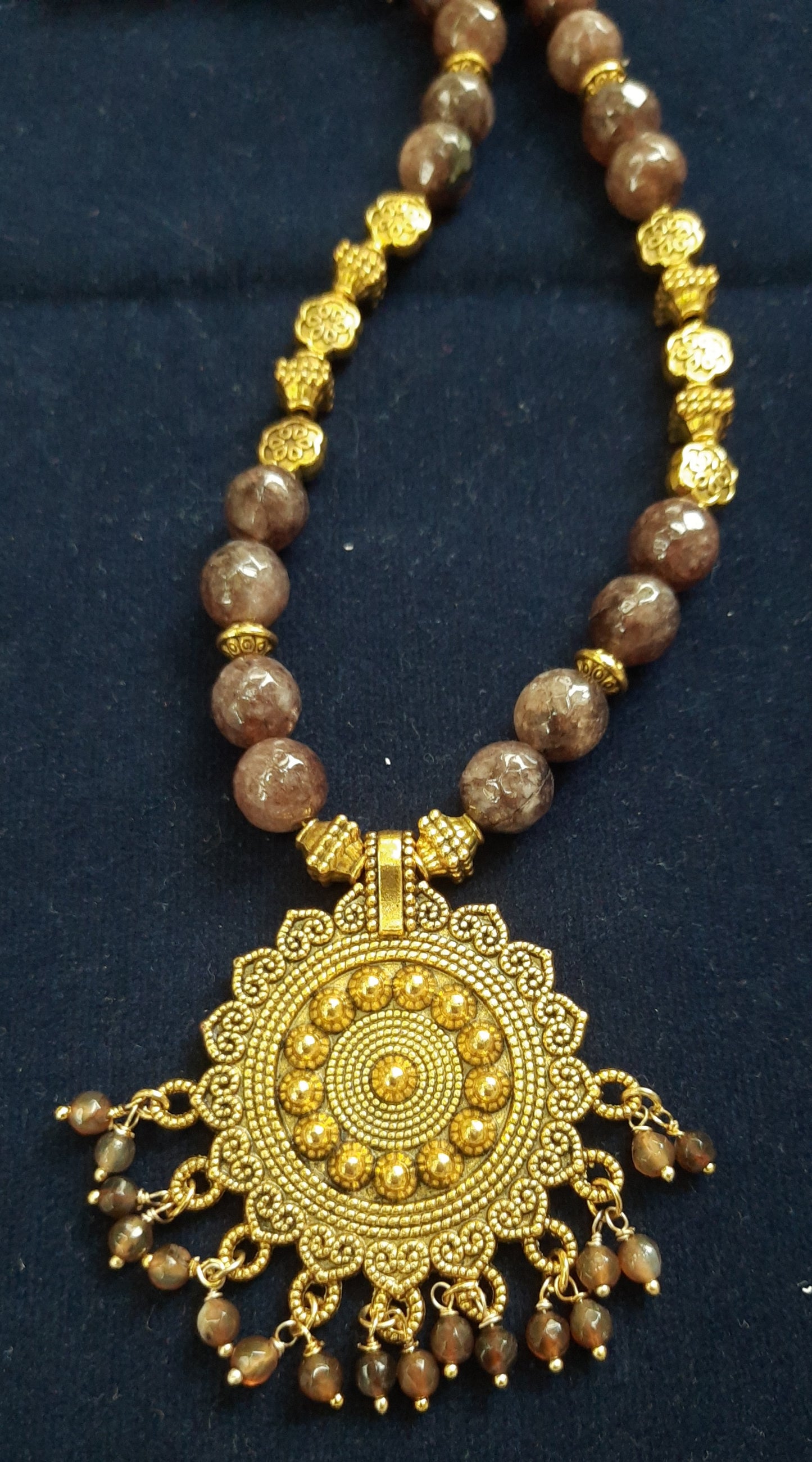 
                  
                    Lustrous brown agate beads necklace with flower pendant
                  
                