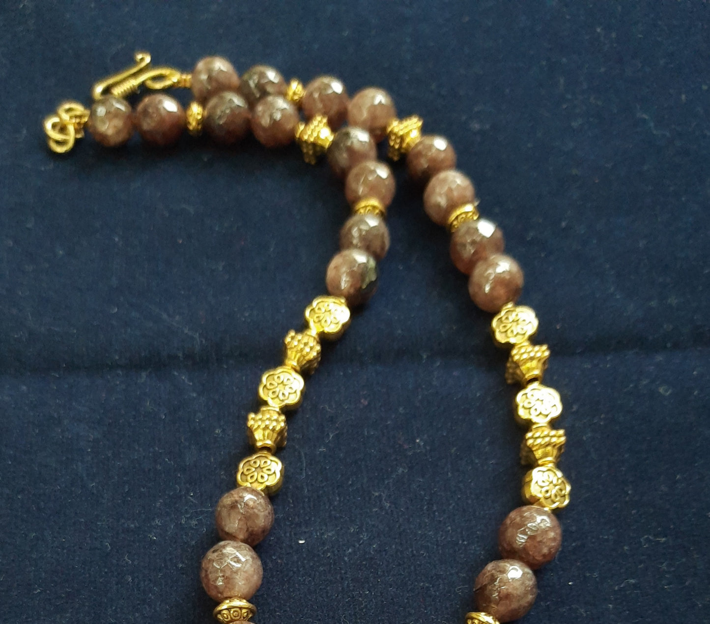 
                  
                    Lustrous brown agate beads necklace with flower pendant
                  
                