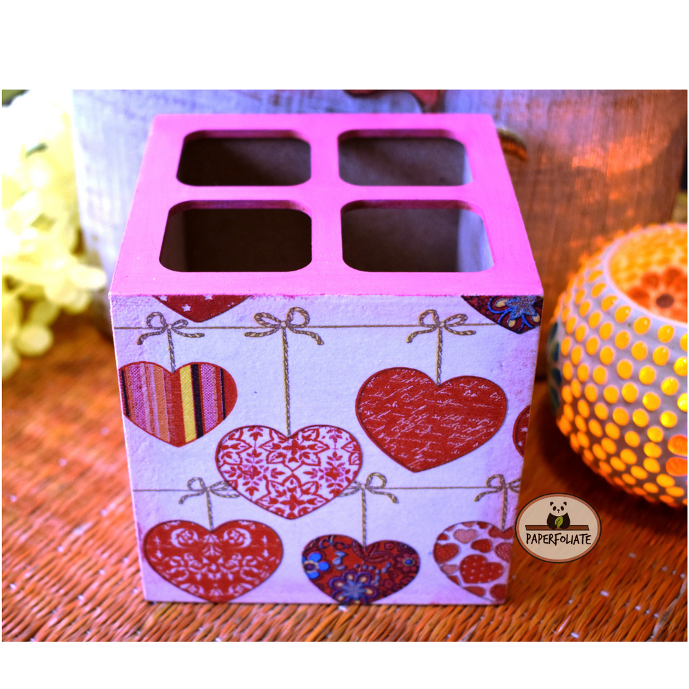 
                  
                    PEN STAND / ORGANIZERS - STRING OF HEARTS DESIGN
                  
                