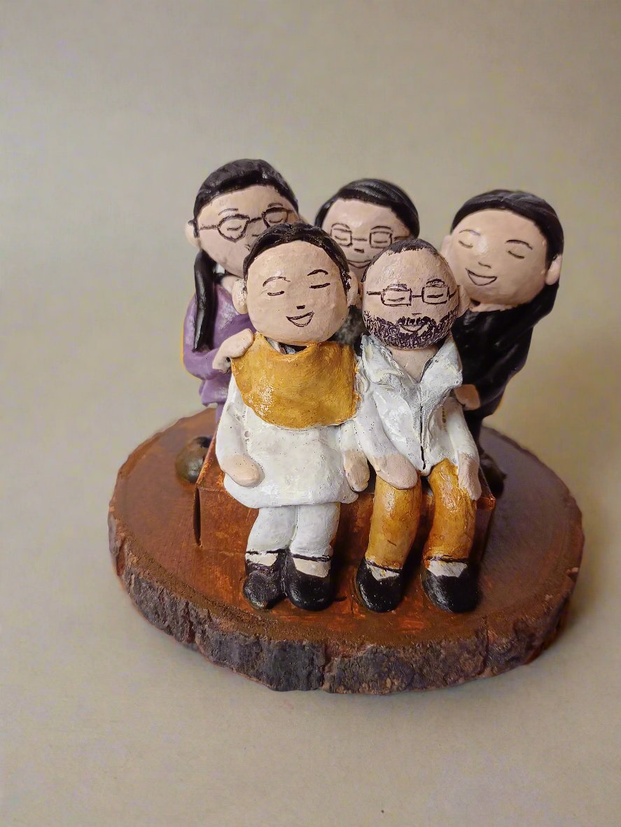 Rainvas Customized Family Tabletop Miniature: Perfect Gift for Family and Parents
