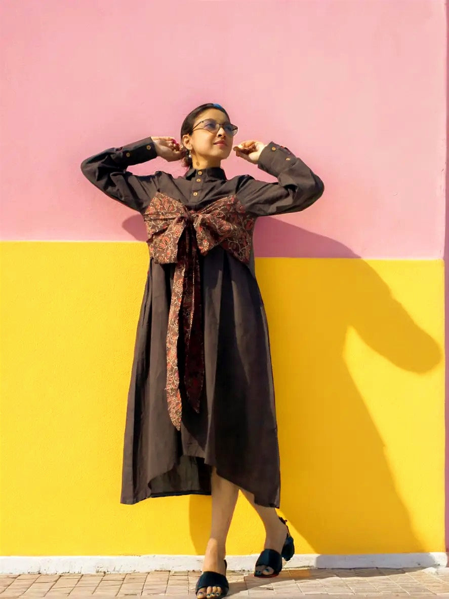 
                  
                    AKROTIRI - Buttoned Lantern Sleeves warm Chocolate Collared A Line Dress with a Big Stylish Adjustable Bow
                  
                