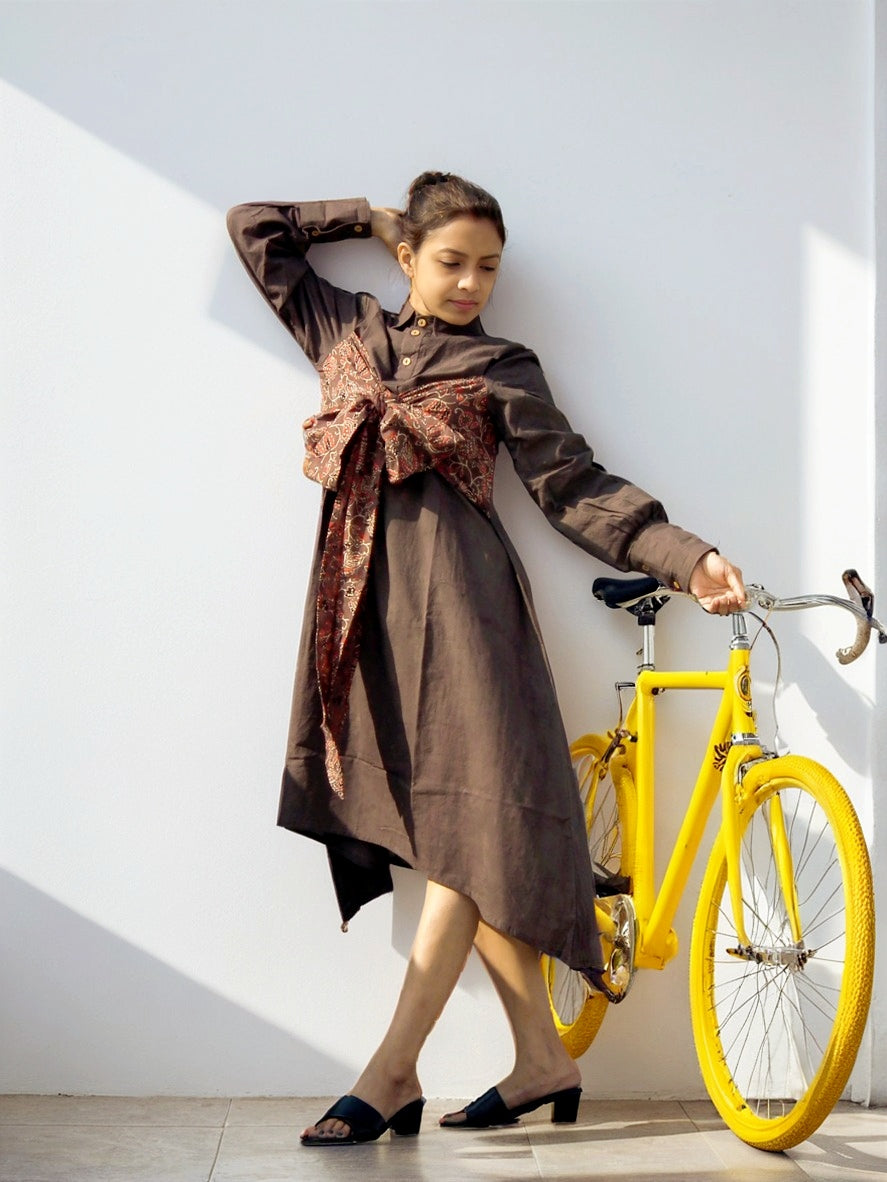 
                  
                    AKROTIRI - Buttoned Lantern Sleeves warm Chocolate Collared A Line Dress with a Big Stylish Adjustable Bow
                  
                