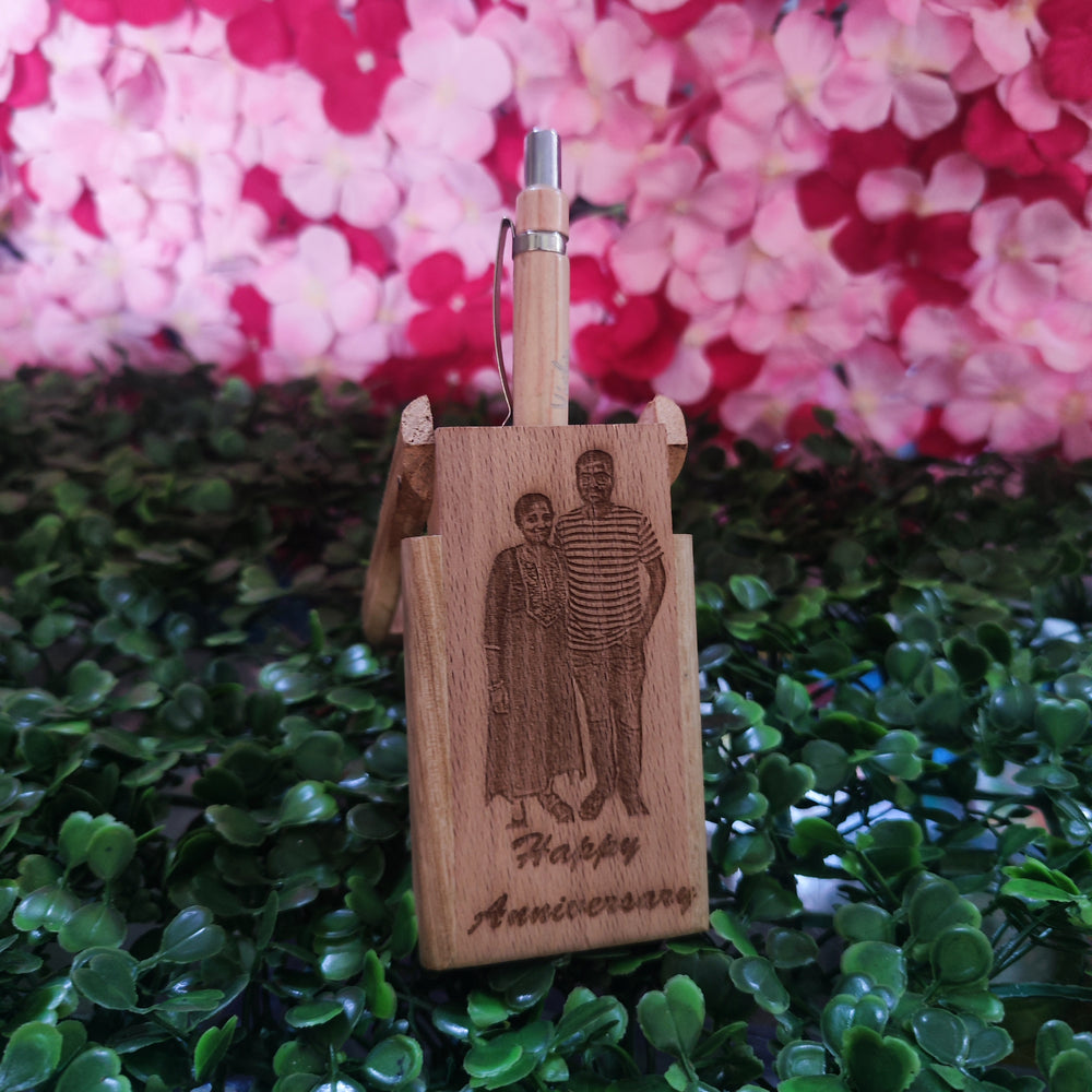 WOODEN ENGRAVED PEN STAND (SINGLE PEN)