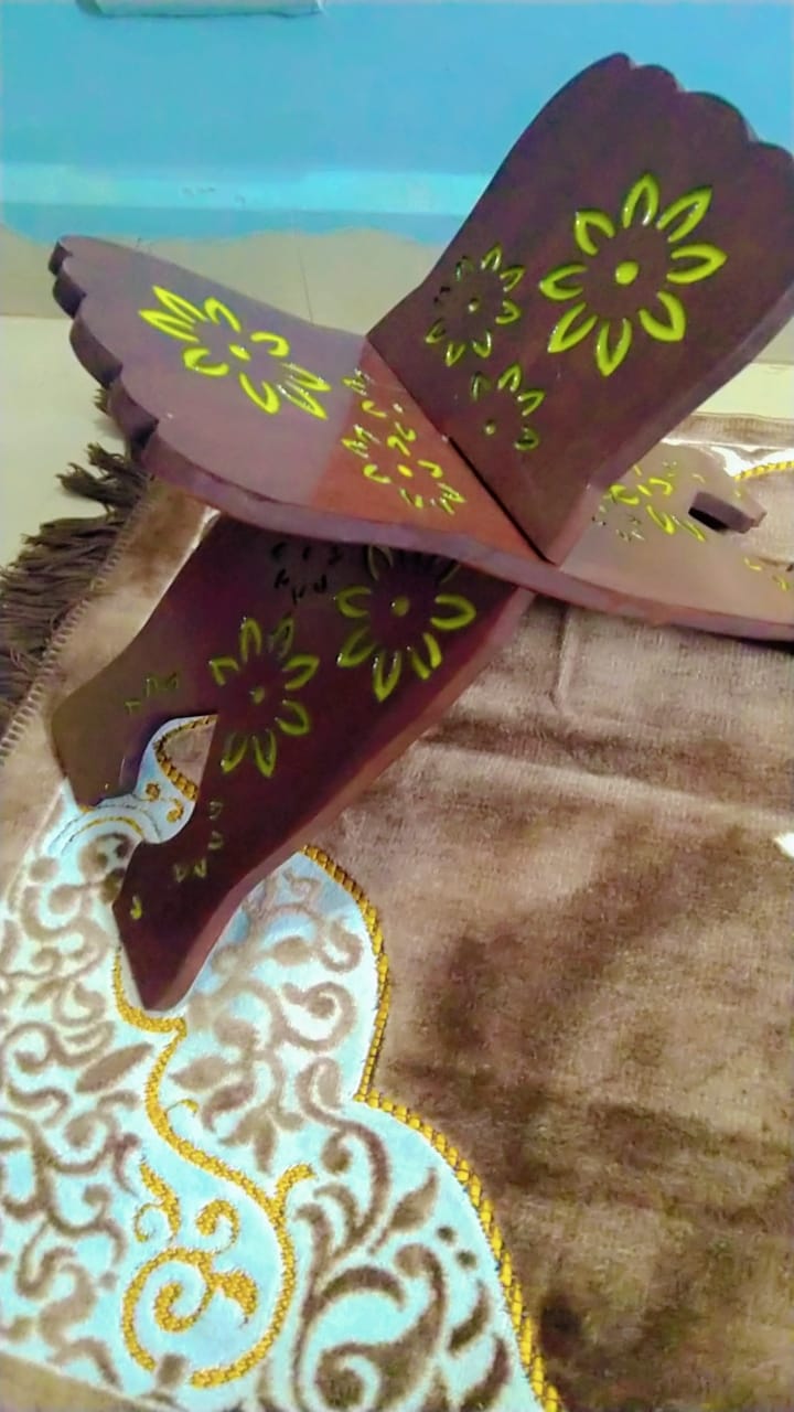
                  
                    WOODEN RESIN BOOK STAND
                  
                