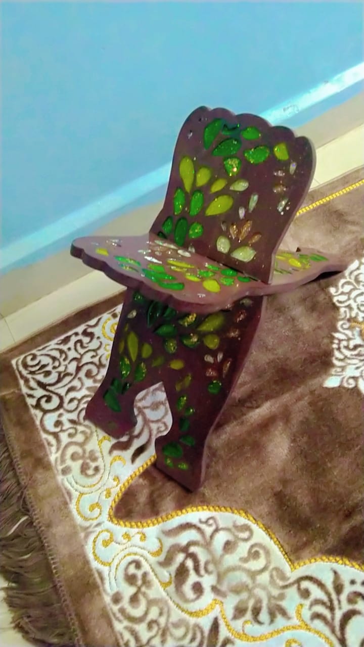 WOODEN RESIN BOOK STAND