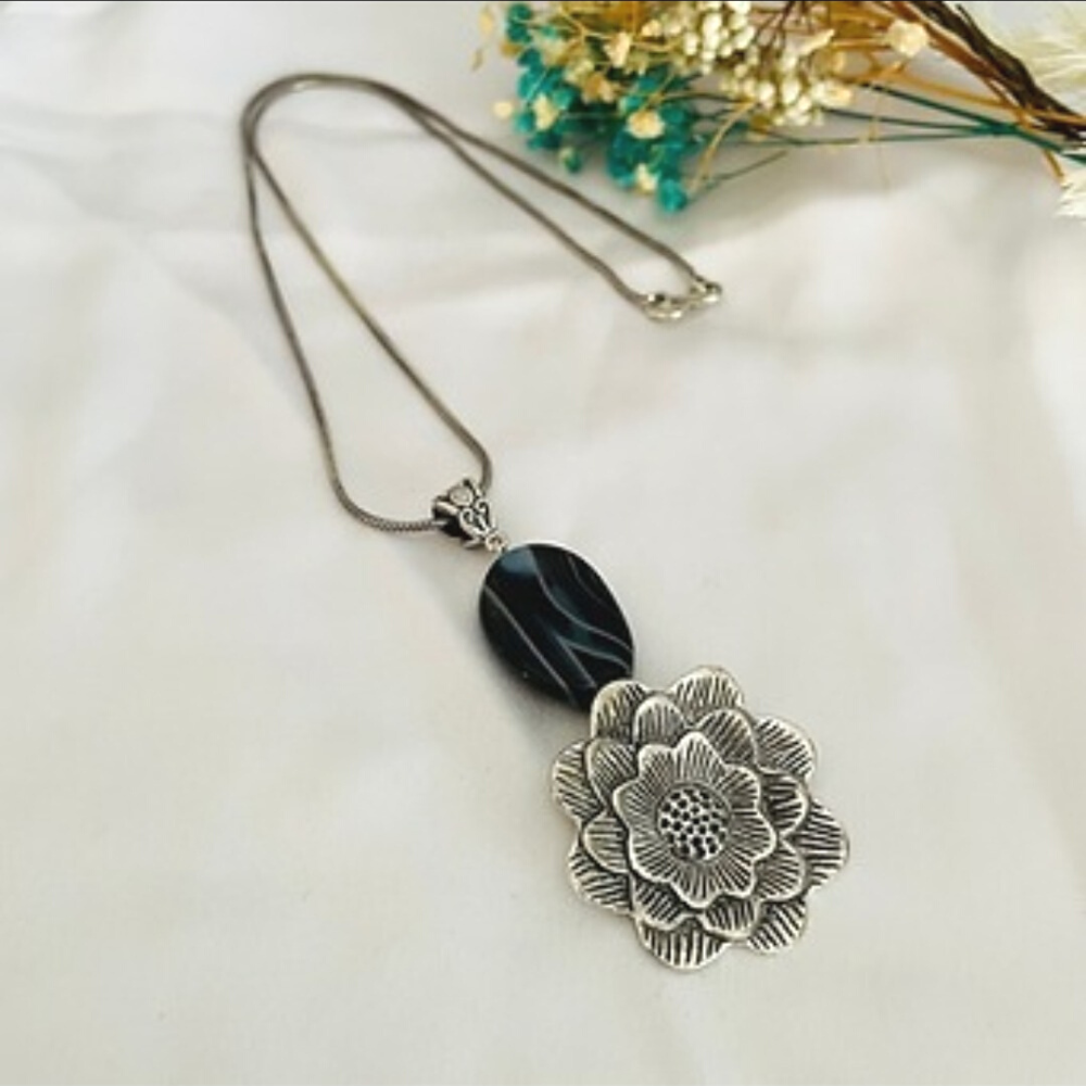 
                  
                    Floral Black Beauty Pendant Chain
                  
                