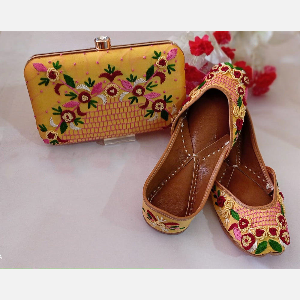 Embroidered Combo ( Ethnic Punjabi Jutti + Matching Clutch )